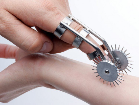 Насадка на палец с игольчатыми колёсиками Spikes Double Finger Pinwheel Насадка на палец с игольчатыми колёсиками Spikes Double Finger Pinwheel