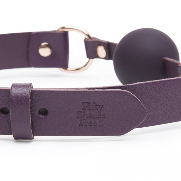 Фиолетовый кляп-шар Cherished Collection Leather Ball Gag Фиолетовый кляп-шар Cherished Collection Leather Ball Gag