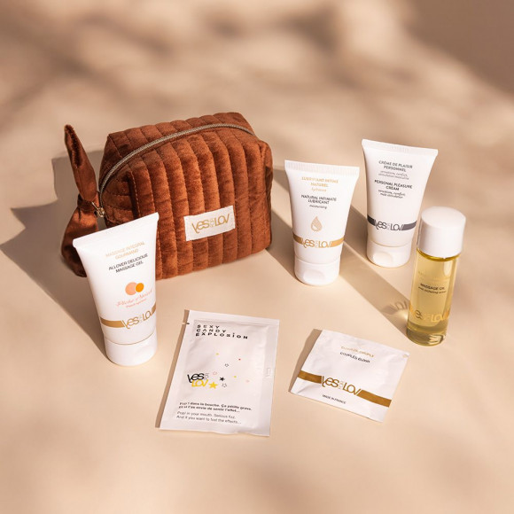 Набор YESforLOV La Trousse Enchantée в коричневой косметичке Набор YESforLOV La Trousse Enchantée в коричневой косметичке