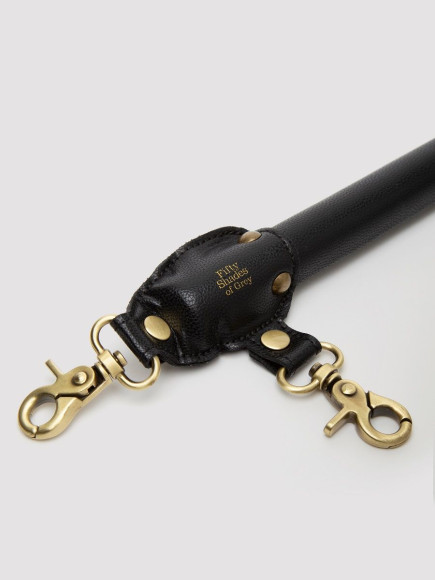 Черная распорка для ног Bound to You Faux Leather Spreader Bar - 50,8 см. Черная распорка для ног Bound to You Faux Leather Spreader Bar - 50,8 см.