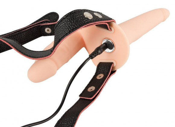 Телесный двойной вибрострапон с вибрацией Vibrating Double Strap-On - 15 см.